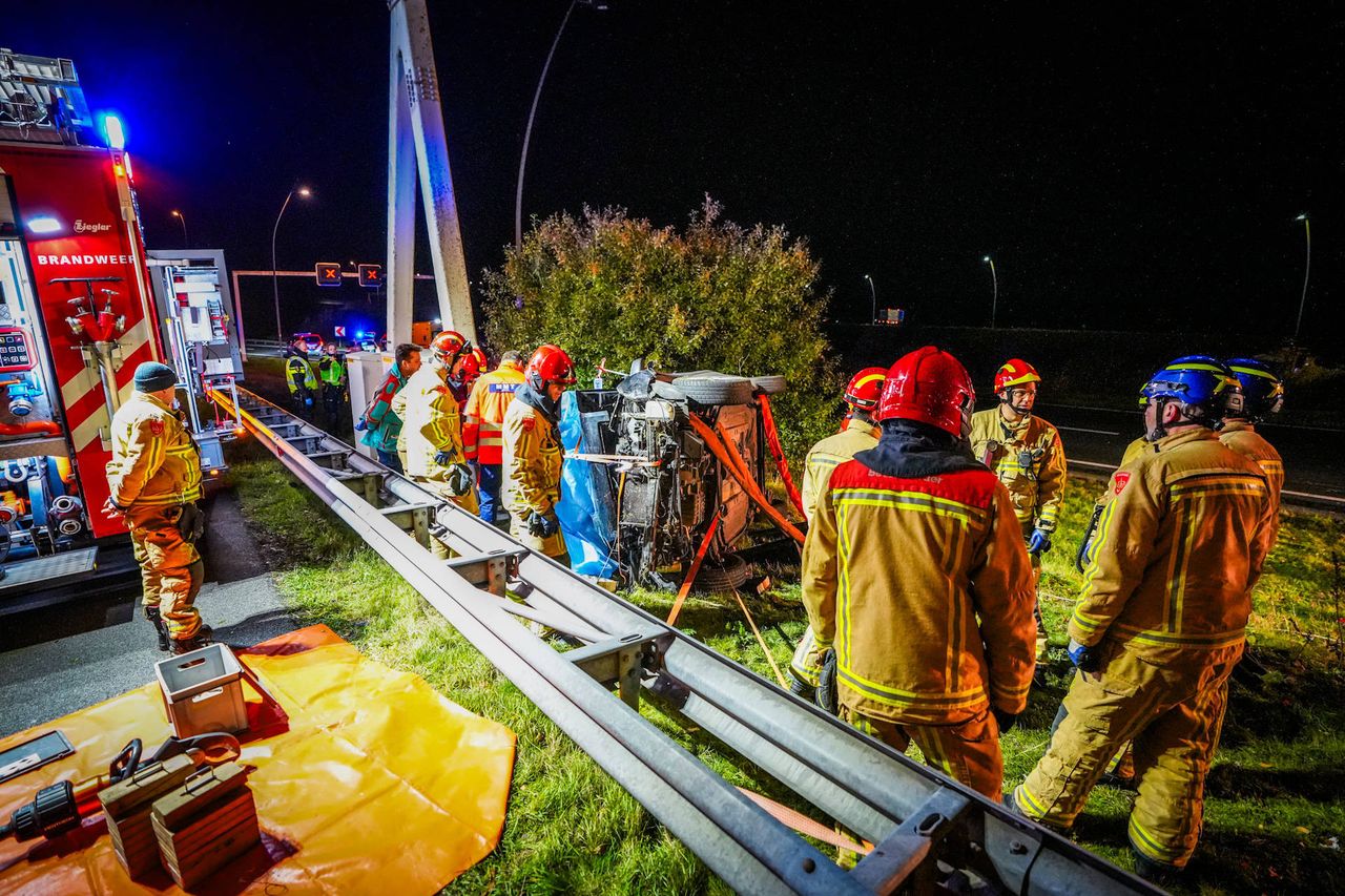 Het ongeluk op de A2 bij Eindhoven gebeurde rond halfvier zaterdagnacht (foto: Persbureau Heitink).