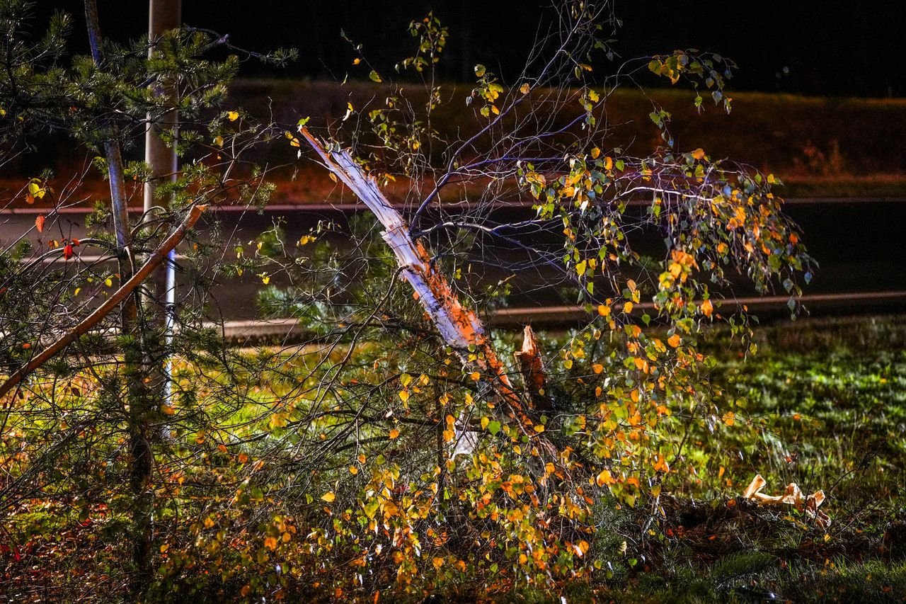 Hoe de auto van de weg kon raken op de A2 bij Eindhoven wordt onderzocht (foto: Persbureau Heitink).