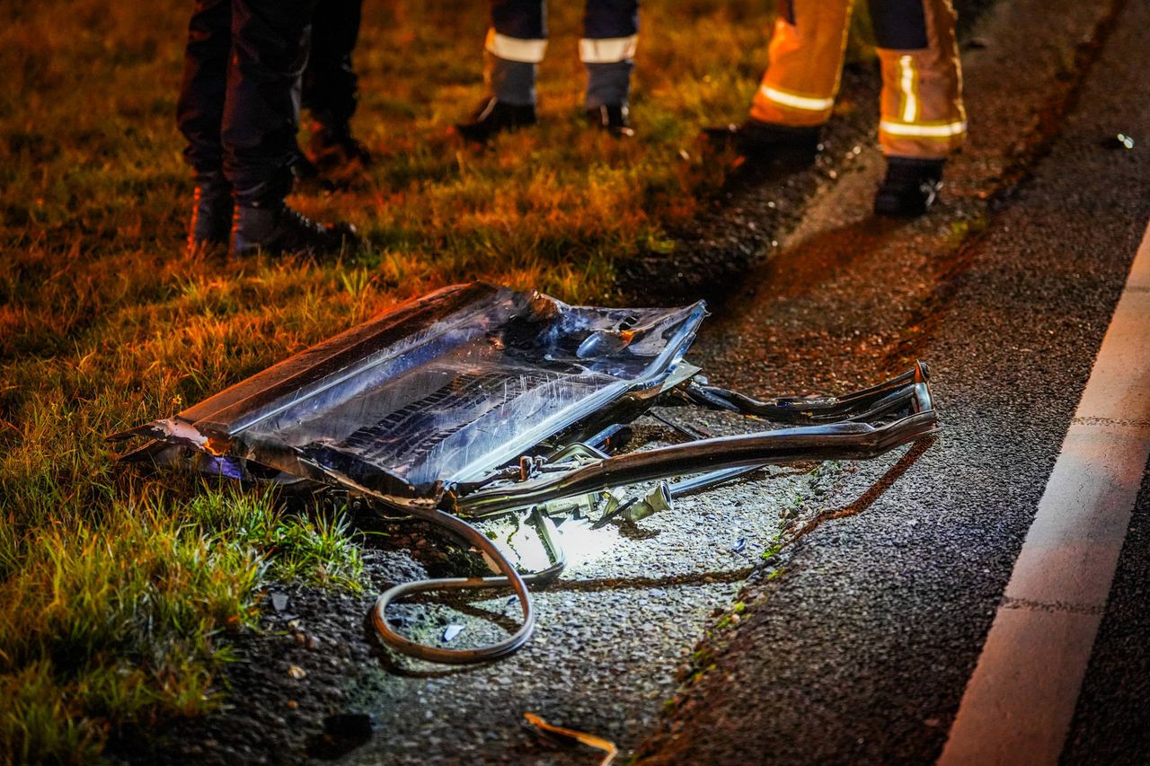 Bij de crash van de auto op de A2 bij Eindhoven kwamen verschillende auto-onderdelen los (foto: Persbureau Heitink).