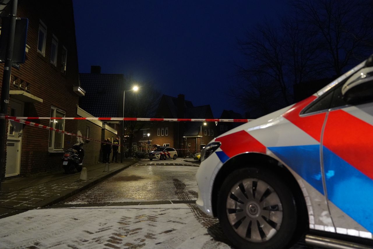 De schoten in de Weymouthstraat in Den Bosch werden rond kwart voor zeven zondagochtend gehoord (foto: Bart Meesters/Persbureau Heitink).