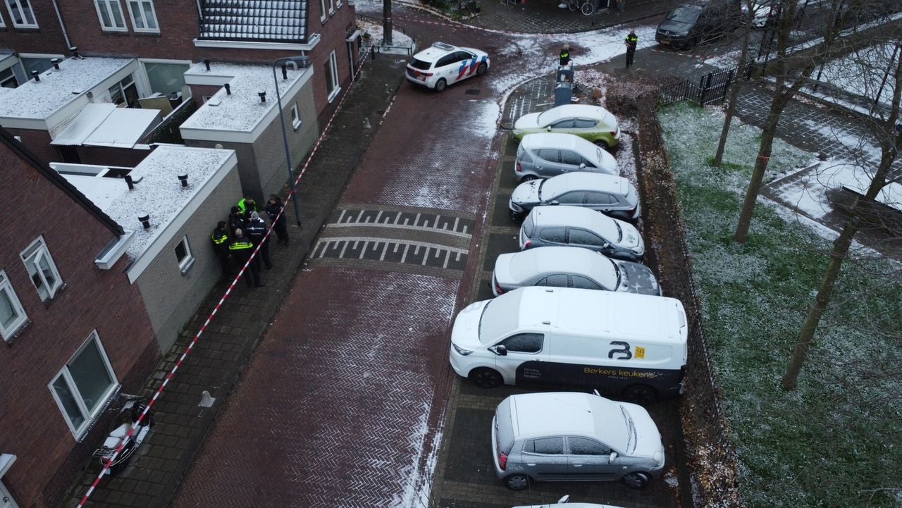 De politie is zondagochtend met meerdere mensen aanwezig in de Weymouthstraat in Den Bosch (foto: Bart Meesters/Persbureau Heitink).