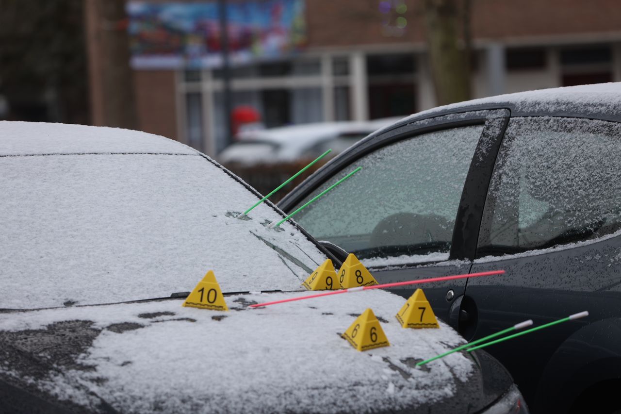 De auto in Den Bosch is vijf keer beschoten (foto: Bart Meesters/Persbureau Heitink).