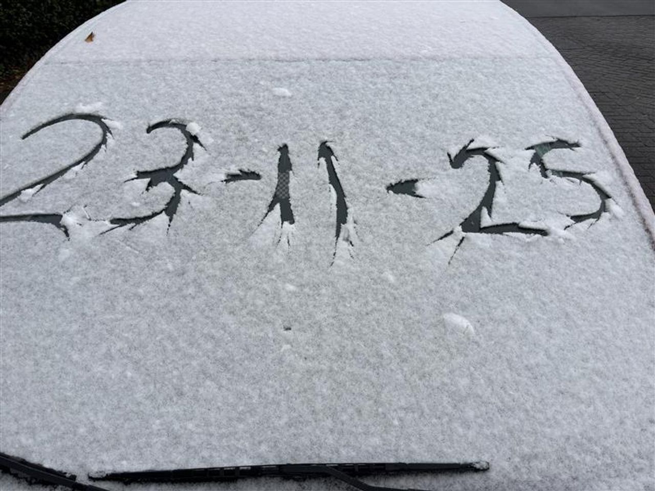 Veel mensen zagen een laagje sneeuw op hun autoruit zondagochtend (foto: Thijs den Ouden).