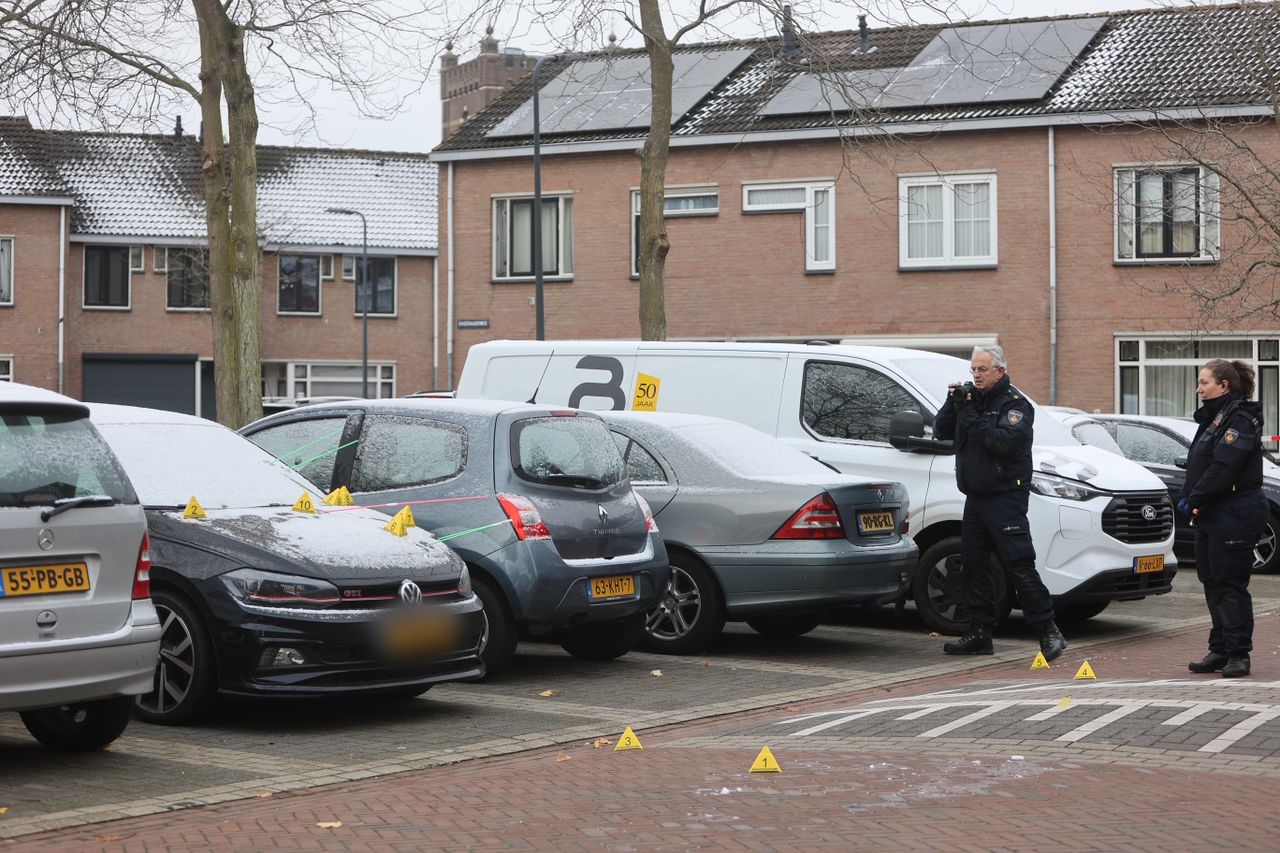 De politie zou een idee hebben in welke richting de schutter vluchtte (foto: Bart Meesters/Persbureau Heitink).