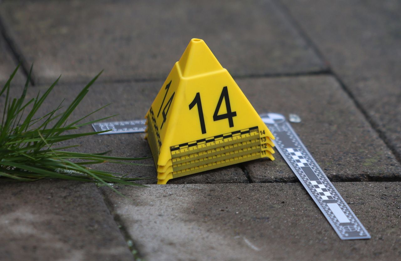 De politie doet sinds zondagochtend vroeg onderzoek aan de Weymouthstraat in Den Bosch (foto: Bart Meesters/Persbureau Heitink).