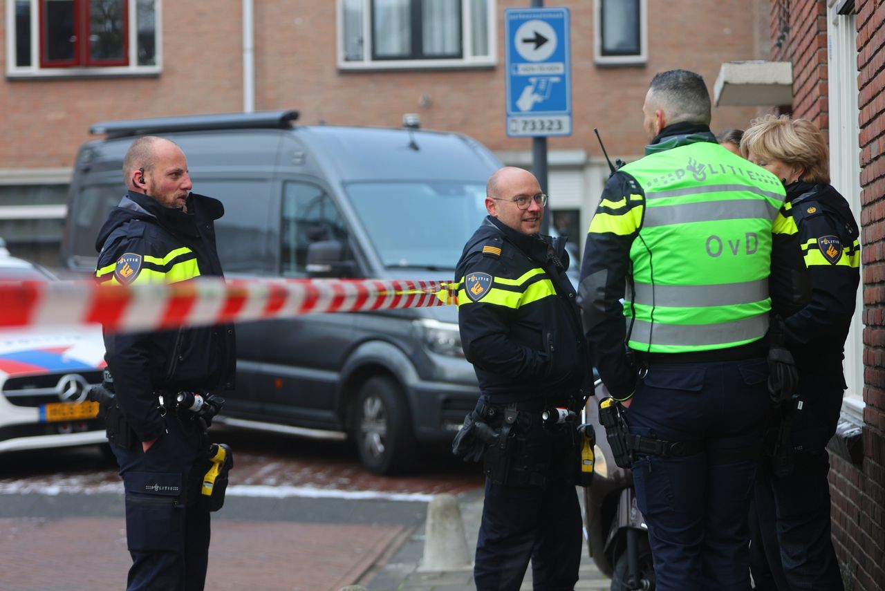 De politie is met meerdere mensen aanwezig in de Weymouthstraat in Den Bosch na de beschieting van zondagochtend (foto: Bart Meesters/Persbureau Heitink).