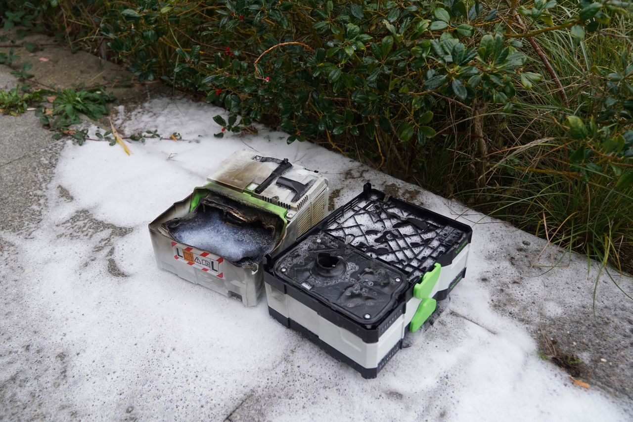 De brandweer bluste de stofzuiger die de rook in het Sportiom in Den Bosch veroorzaakte (foto: Bart Meesters/Persbureau Heitink.