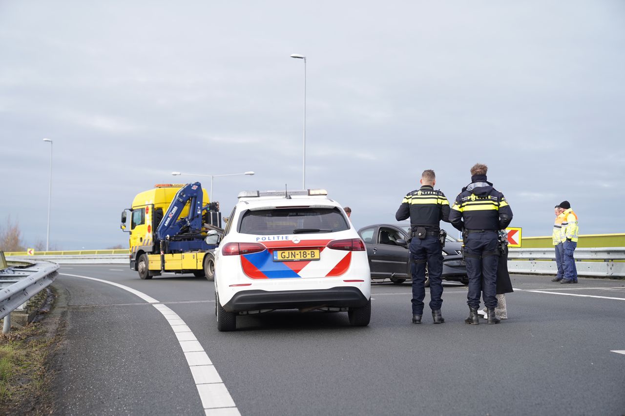 De verbindingsweg tussen de A2 en de A59 bij Empel werd vanwege het ongeluk enige tijd afgesloten (foto: Bart Meesters/Persbureau Heitink).