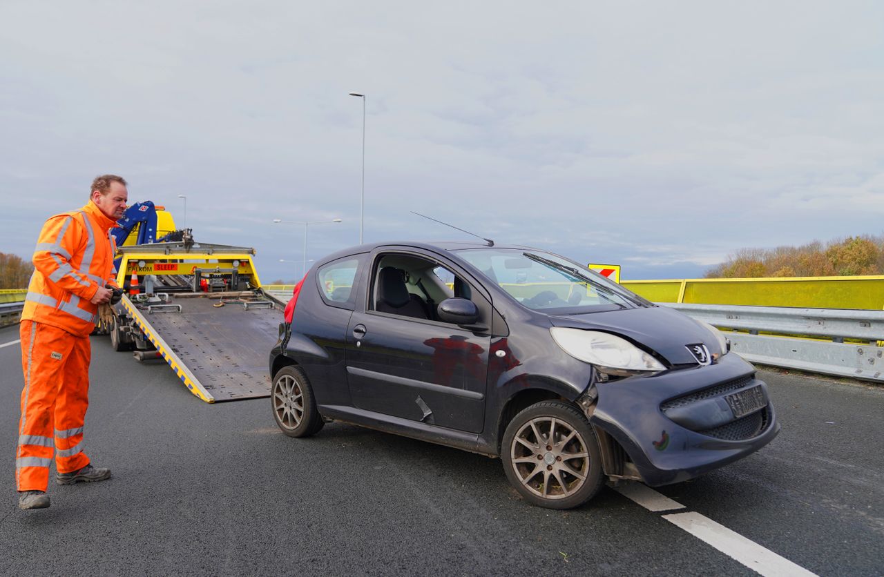 Een berger heeft de gecrashte auto meegenomen (foto: Bart Meesters/Persbureau Heitink).