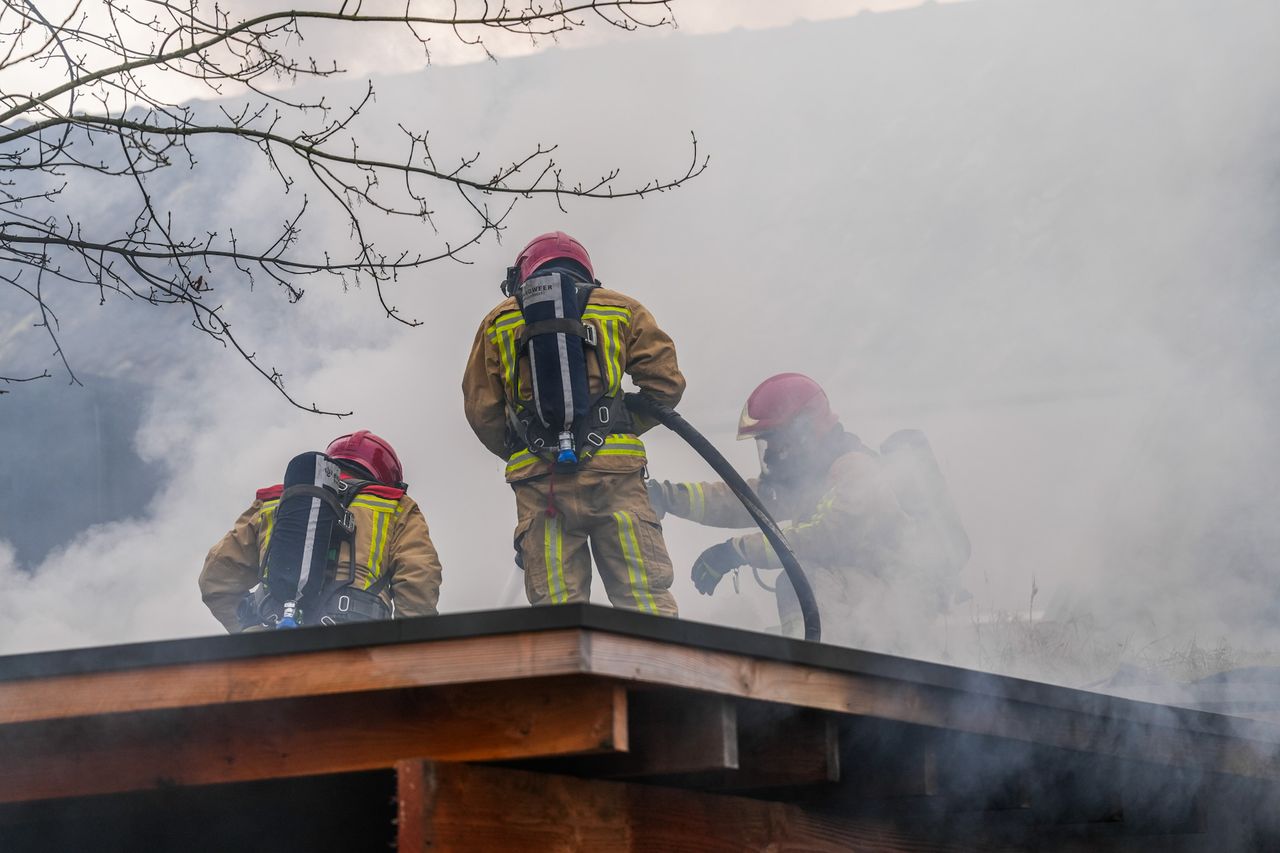Bij de brand aan de Gijzenrooi in Geldrop kwam veel rook vrij (foto: Dave Hendriks/Persbureau Heitink).