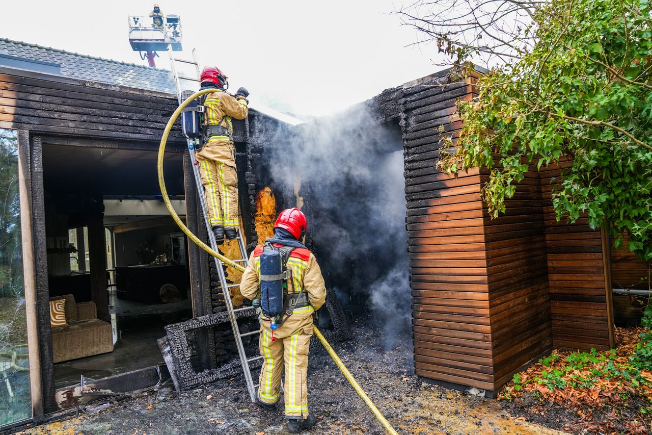 De bewoners konden het huis aan de Gijzenrooi in Geldrop op tijd verlaten (foto: Dave Hendriks/Persbureau Heitink).