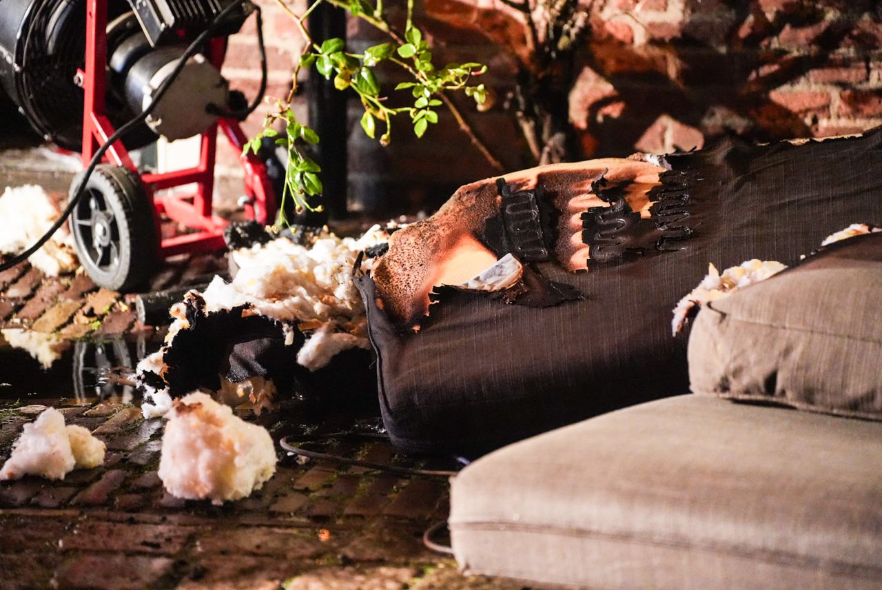 Hoe de brand bij de bank in het huis in Heusden kon ontstaan, wordt onderzocht (foto: Erik Haverhals/Persbureau Heitink).