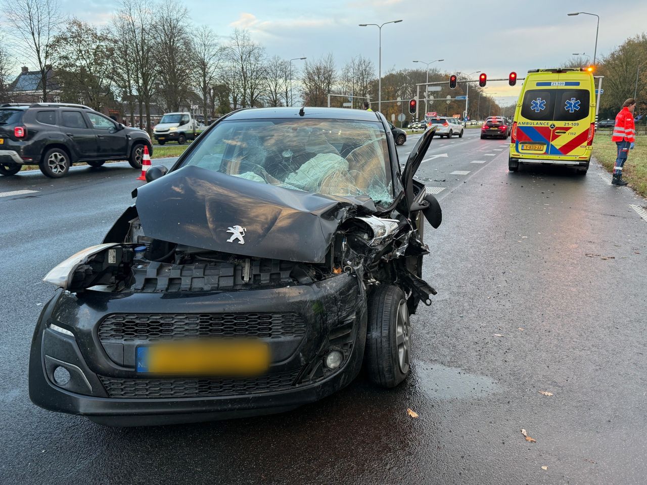 De bestelbus ramde een personenauto op de andere weghelft (foto: Persbureau Heitink).