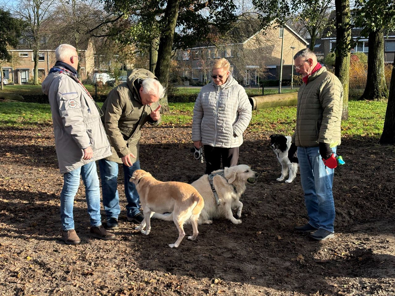 Gezelligheid bij het veldje (foto: Raymond Merkx).