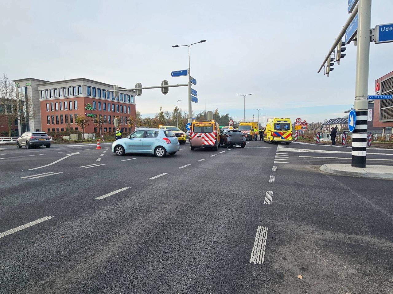 Een klein kind werd na de botsing in Uden nagekeken in een ambulance (foto: Addy Smits /Persbureau Heitink).