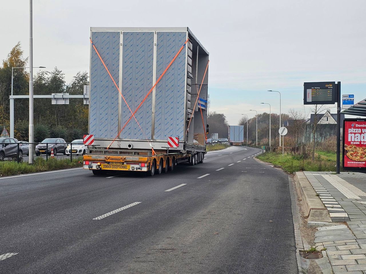Bij het ongeluk in Uden was een speciaal transport betrokken Op de kruising van de Lippstadtsingel met de Velmolenweg in Uden gebeuren vaker ongelukken (foto: Addy Smits /Persbureau Heitink).