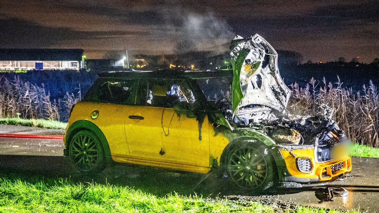 De auto brandde uit in Maren-Kessel (foto: Lucas Lammers/Persbureau Heitink).