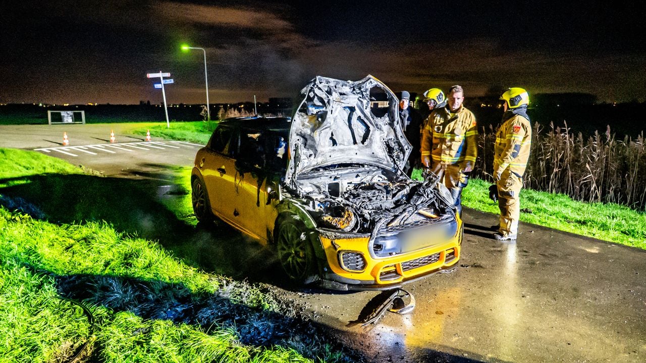 De auto brandde uit in Maren-Kessel (foto: Lucas Lammers/Persbureau Heitink).