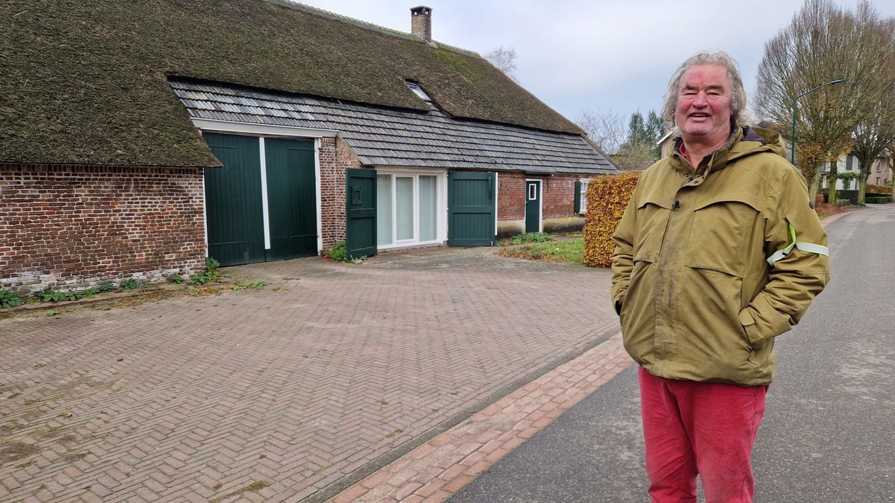Kunstenaar Maarten van den Elzen bij de boerderij in Nistelrode. 