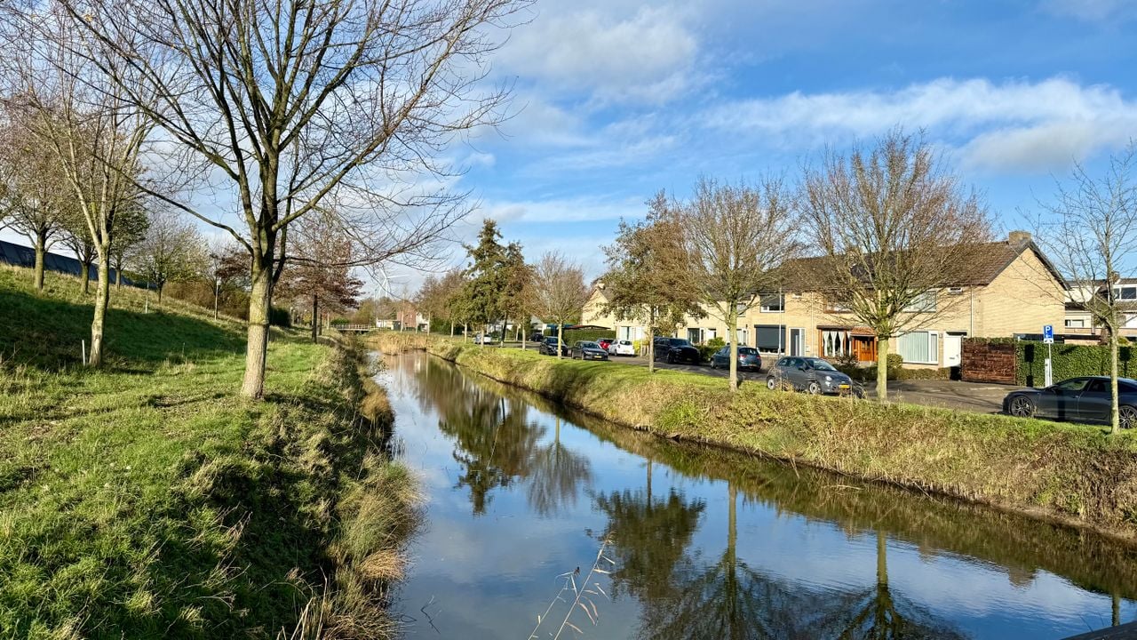 Aan De Wieken in Zevenbergschen Hoek moesten de huizen aan de overkant platsmaken voor de aanleg van de geluidswal en afwateringsloot (foto: Erik Peeters) 