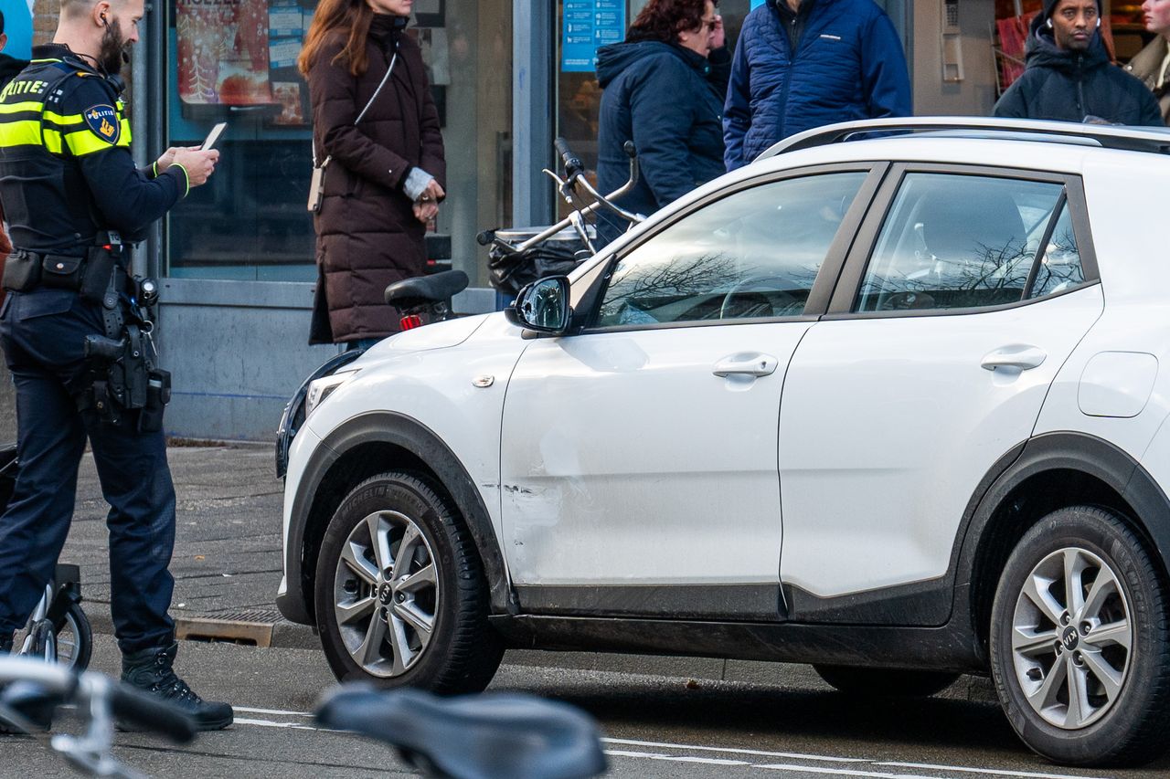 Ook de auto raakte bij de botsing in Breda beschadigd (foto: Tom van der Put/Persbureau Heitink).