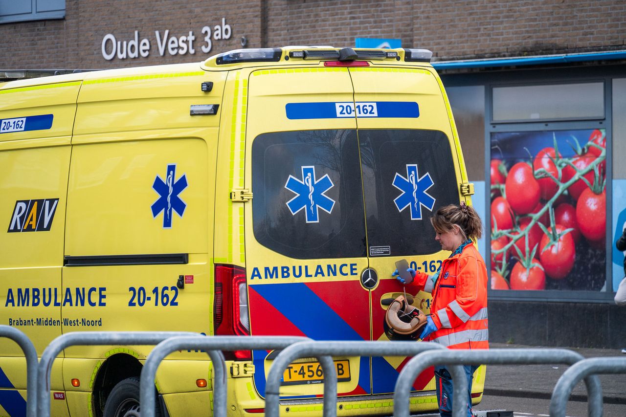 De scooterrijdster werd door ambulancepersoneel gecontroleerd (foto: Tom van der Put/Persbureau Heitink).