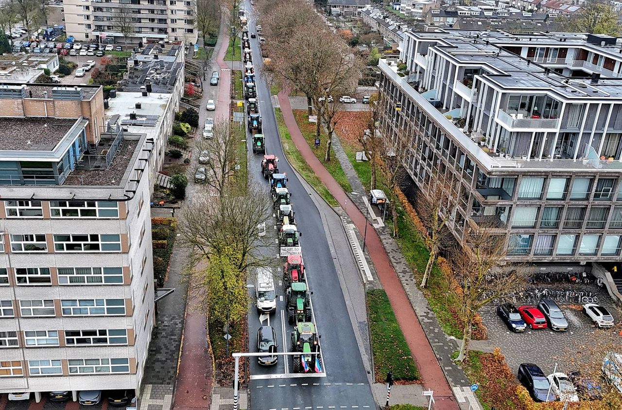 Boeren in hun tractors op weg naar het provinciehuis (foto: Toby de Kort / Persbureau Heitink).