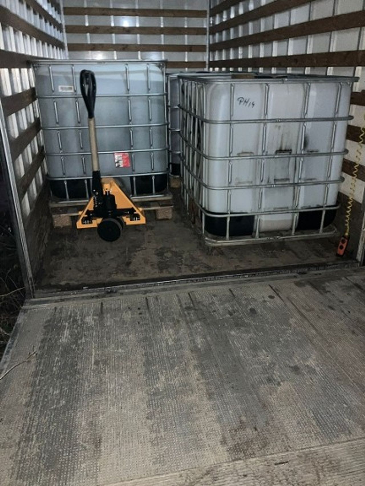 De vaten met afval (foto: Politie.nl).