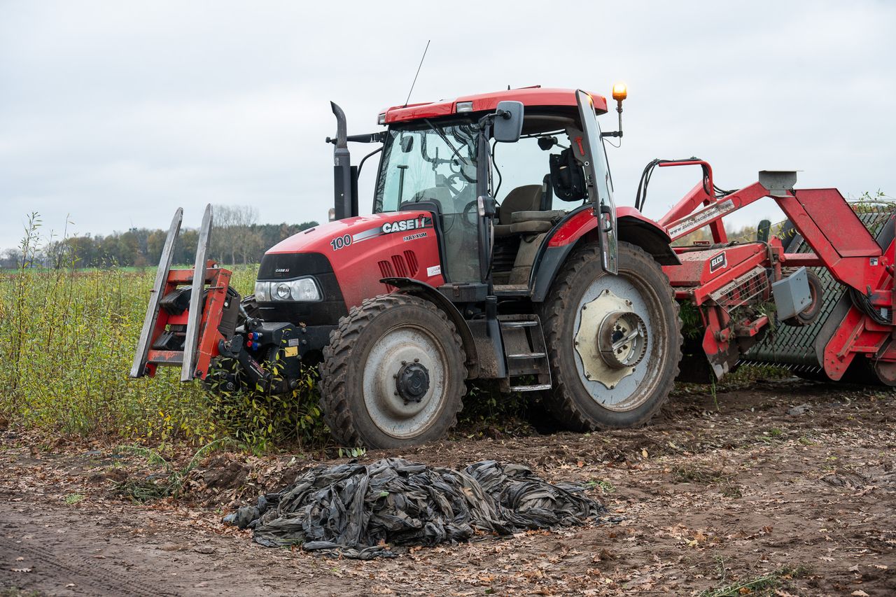 Tractor en motor botsen in Achtmaal (foto: Tom van der Put / Persbureau Heitink).