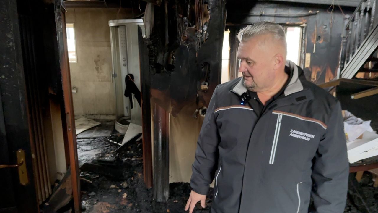 Gradus Pruijmboom in zijn afgebrande huis (foto: Ronald Sträter).