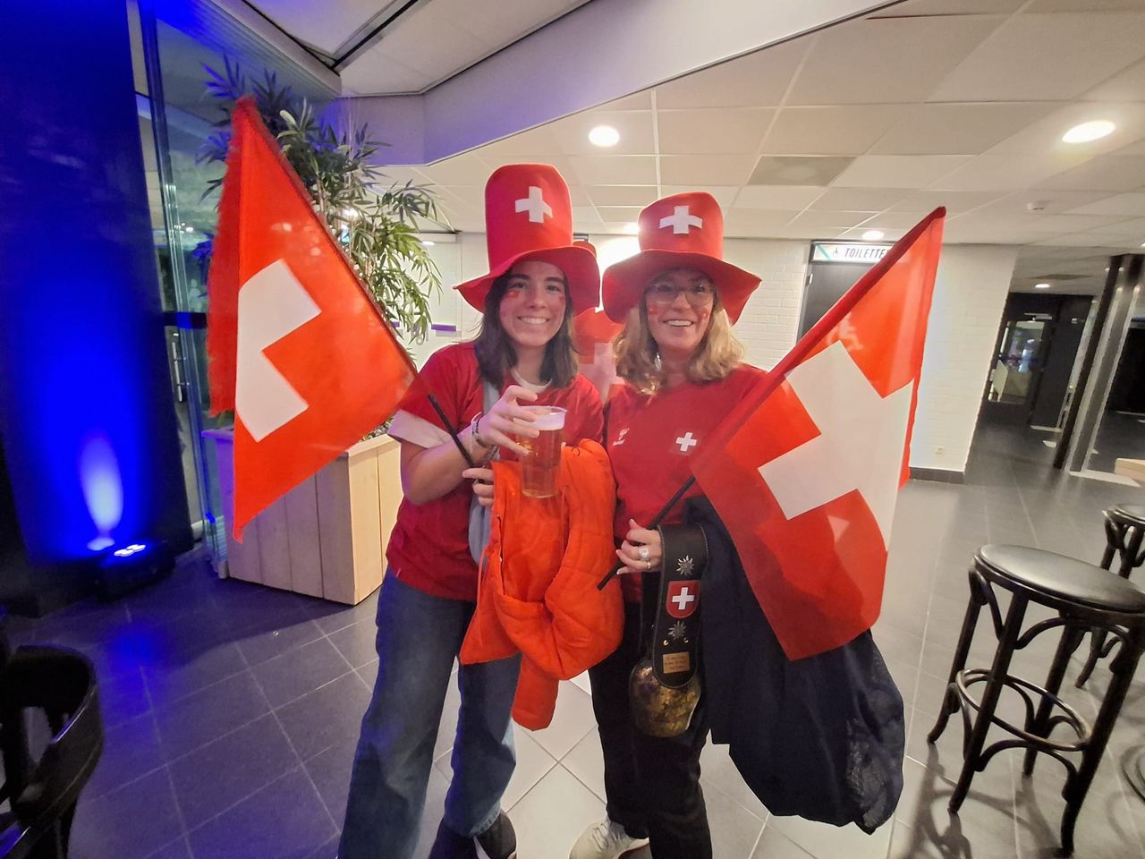Fans van Zwitserland bij het WK handbal in Den Bosch.