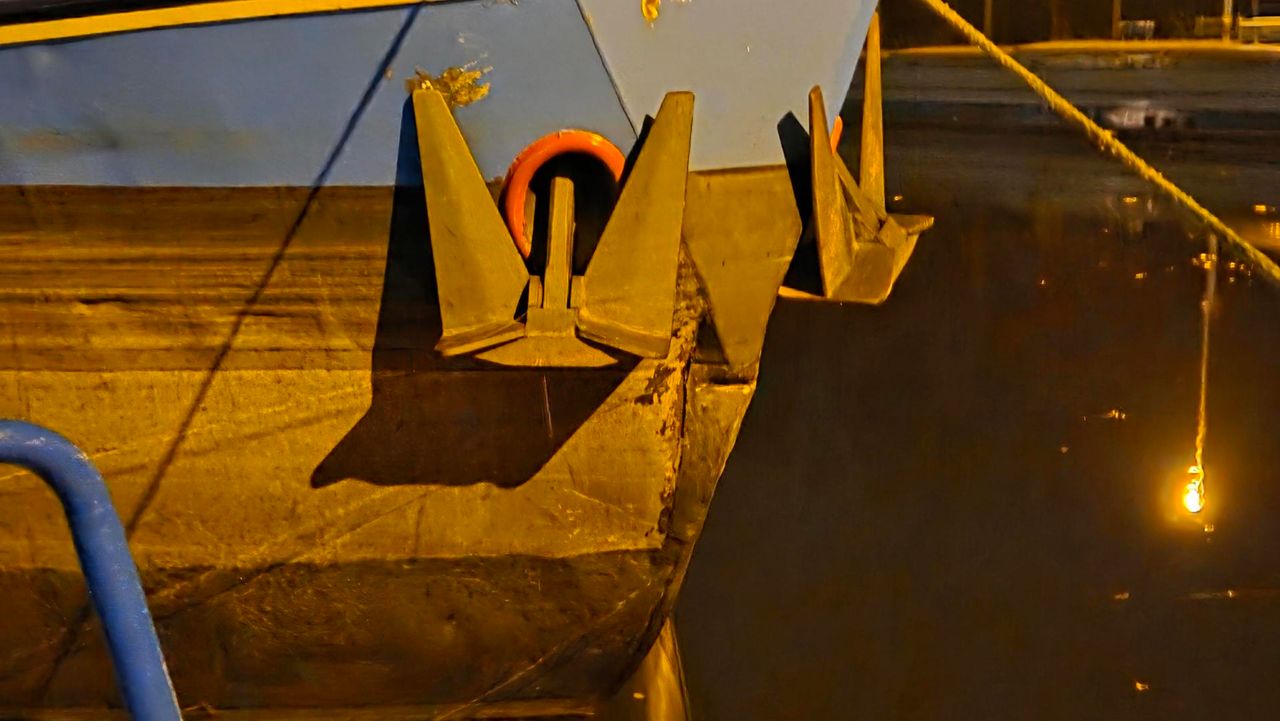 Het schip Oeral dat tegen de sluisdeuren in Schijndel voer. 