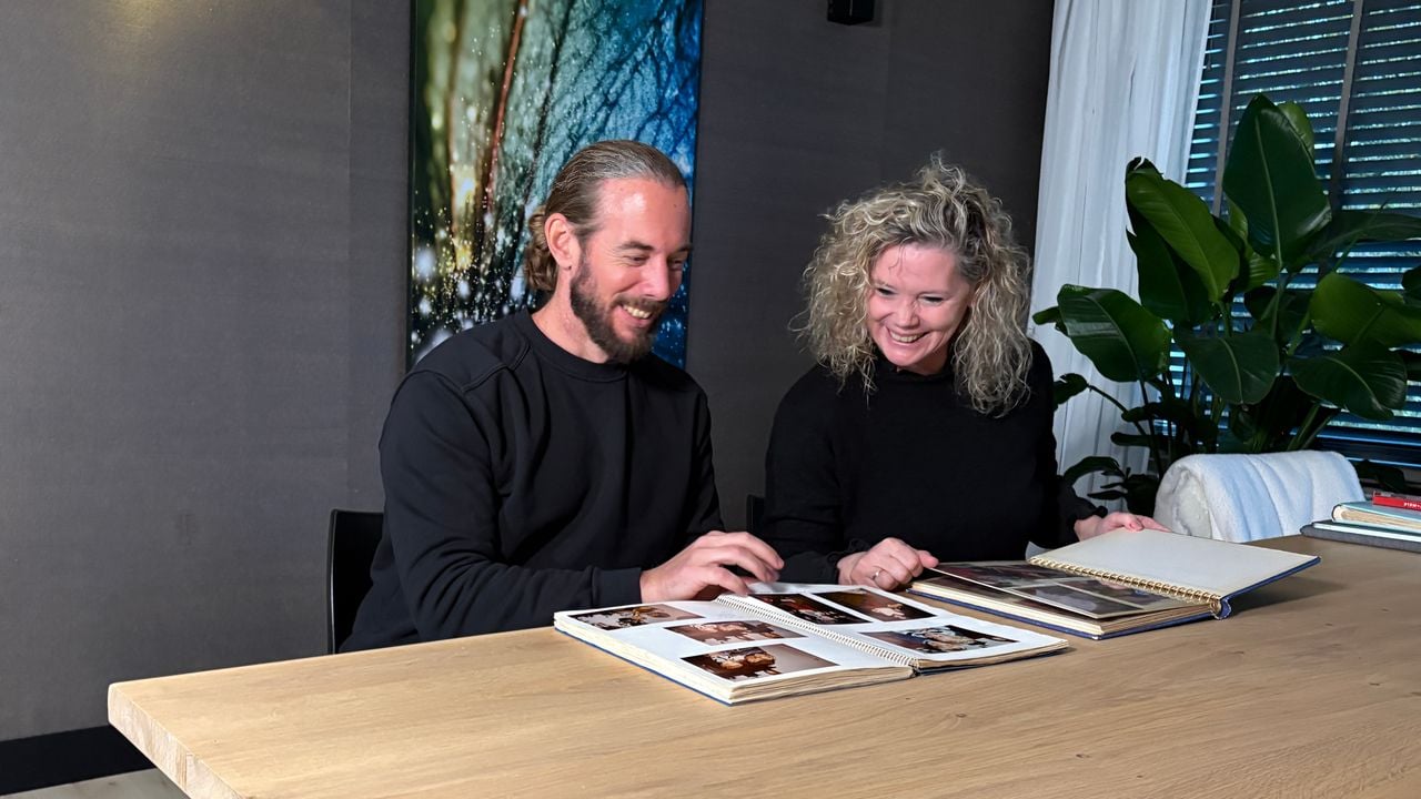 Annerie bladert samen met haar halfbroer Roel door fotoboeken van vroeger. 