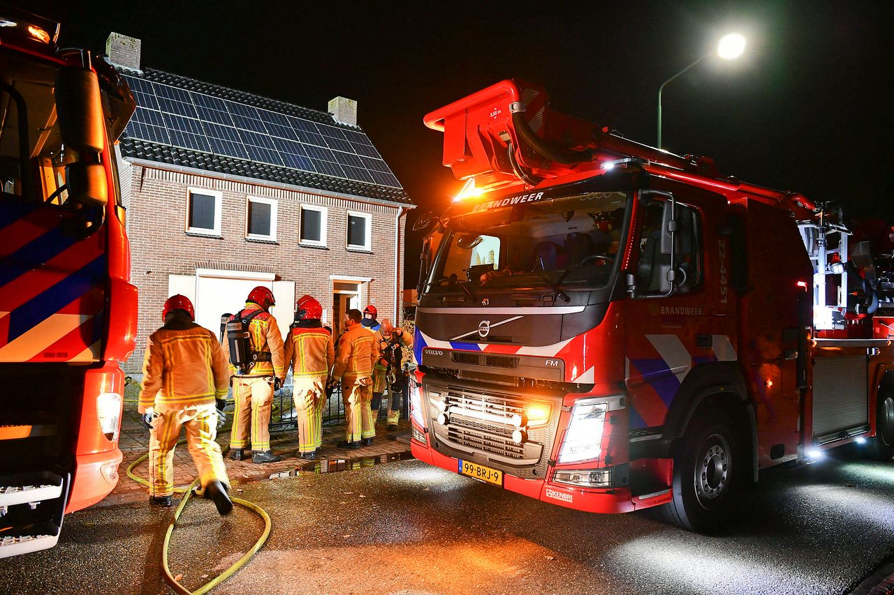 Er werden veel brandweerlieden opgetrommeld (foto: Rico Vogels/Persbureau Heitink).
