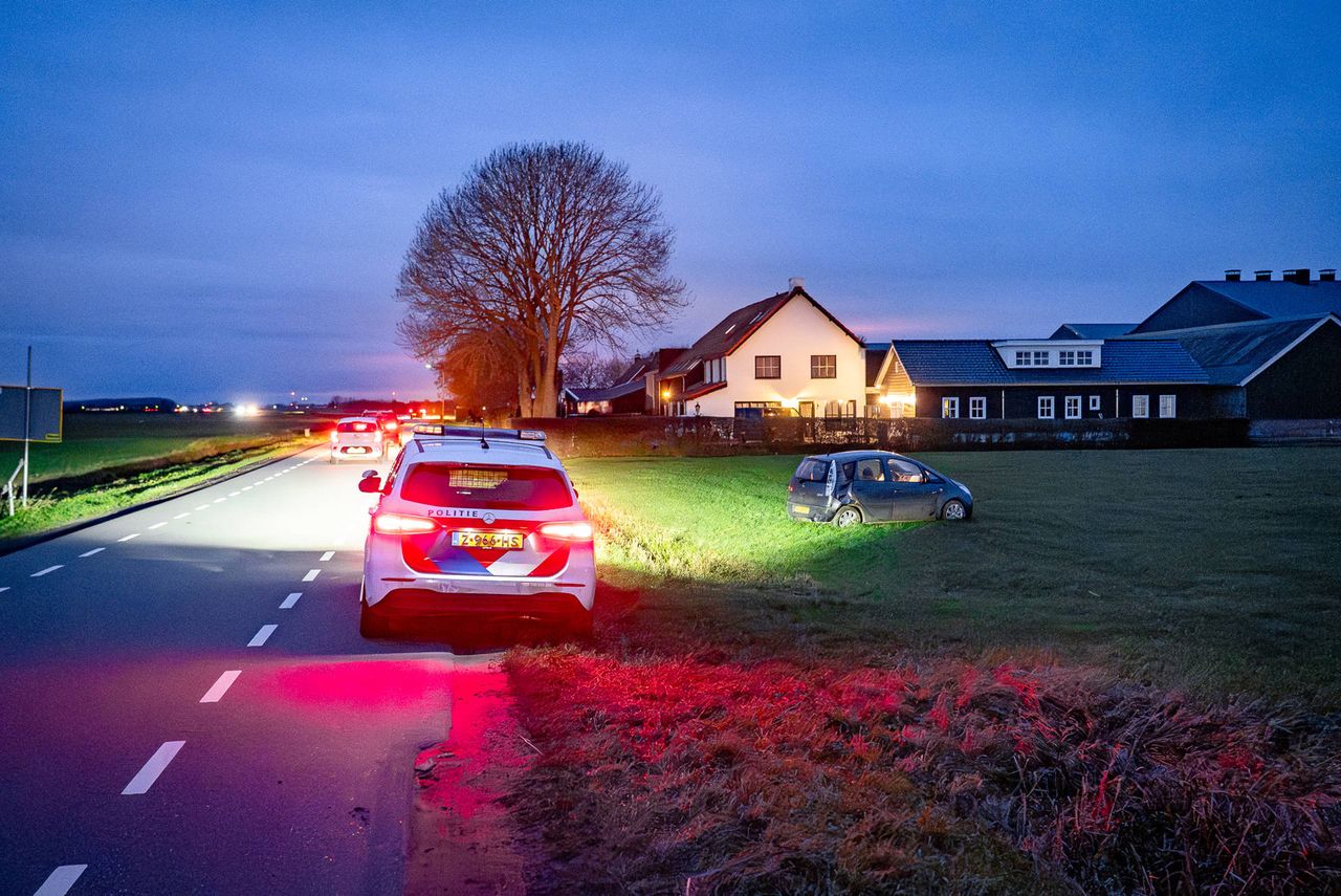 De auto raakte flink beschadigd (foto: Lucas Lammers / Persbureau Heitink).