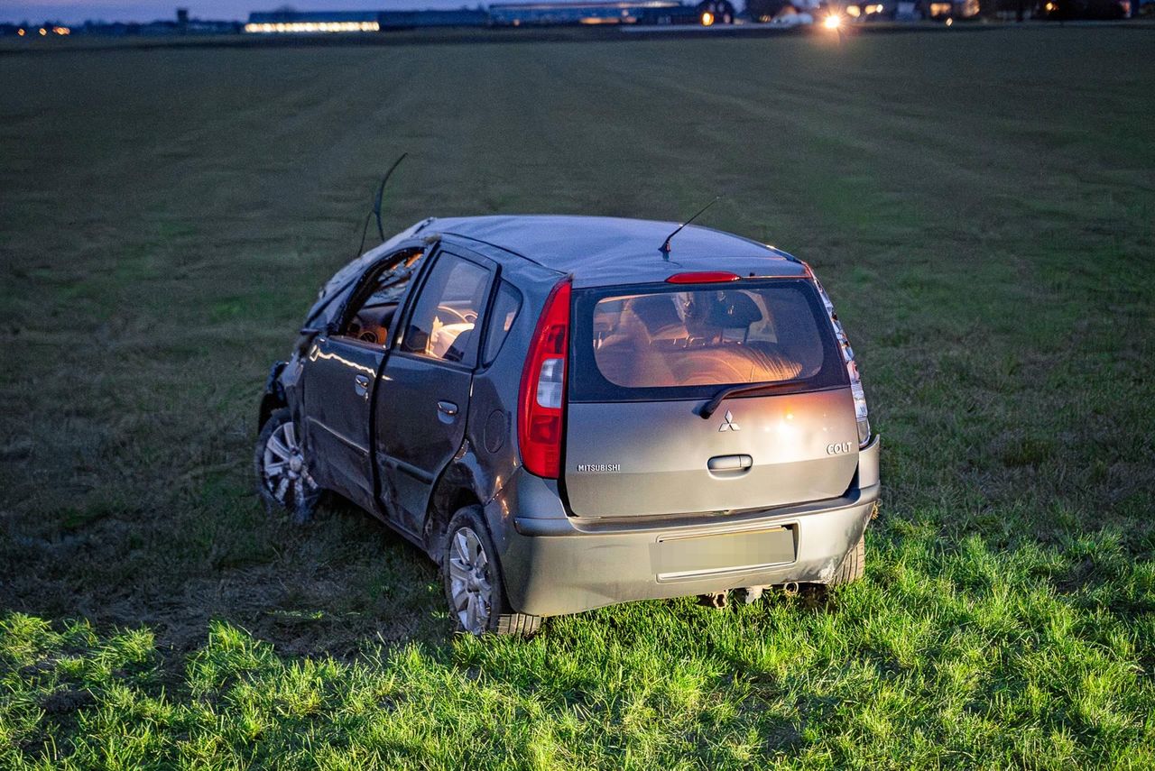 De auto stond meters ver in het weiland (foto: Lucas Lammers / Persbureau Heitink).