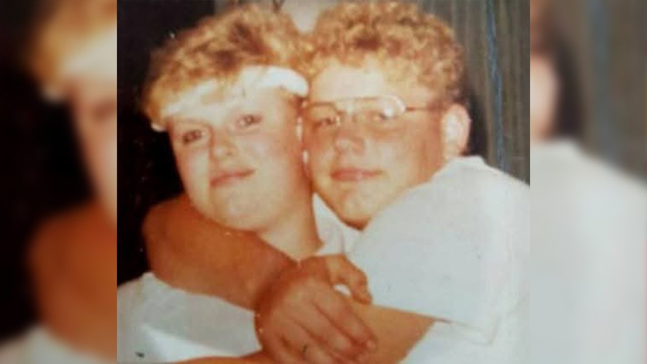 Anita en haar broertje Ad in hun jeugd (foto: privéarchief).