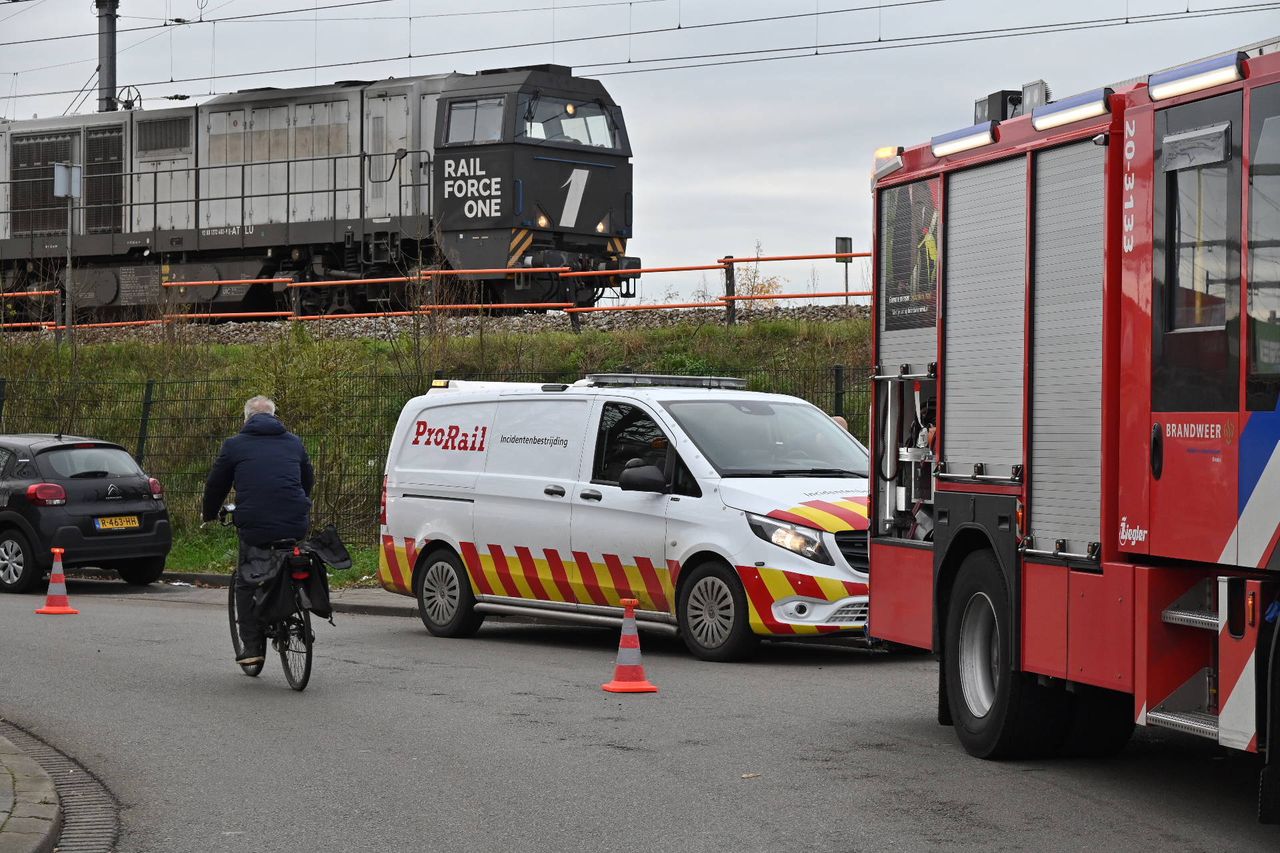 Brandweer en ProRail doen onderzoek bij goederentrein (foto: Persbureau Heitink).