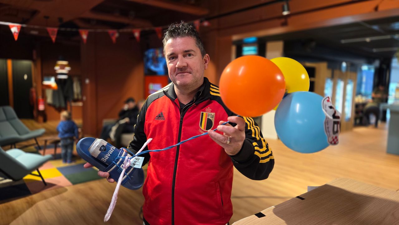 Leon uit Uden komt zijn slipper met een blik bier zetten bij Omroep Brabant (foto: Noël van Hooft).