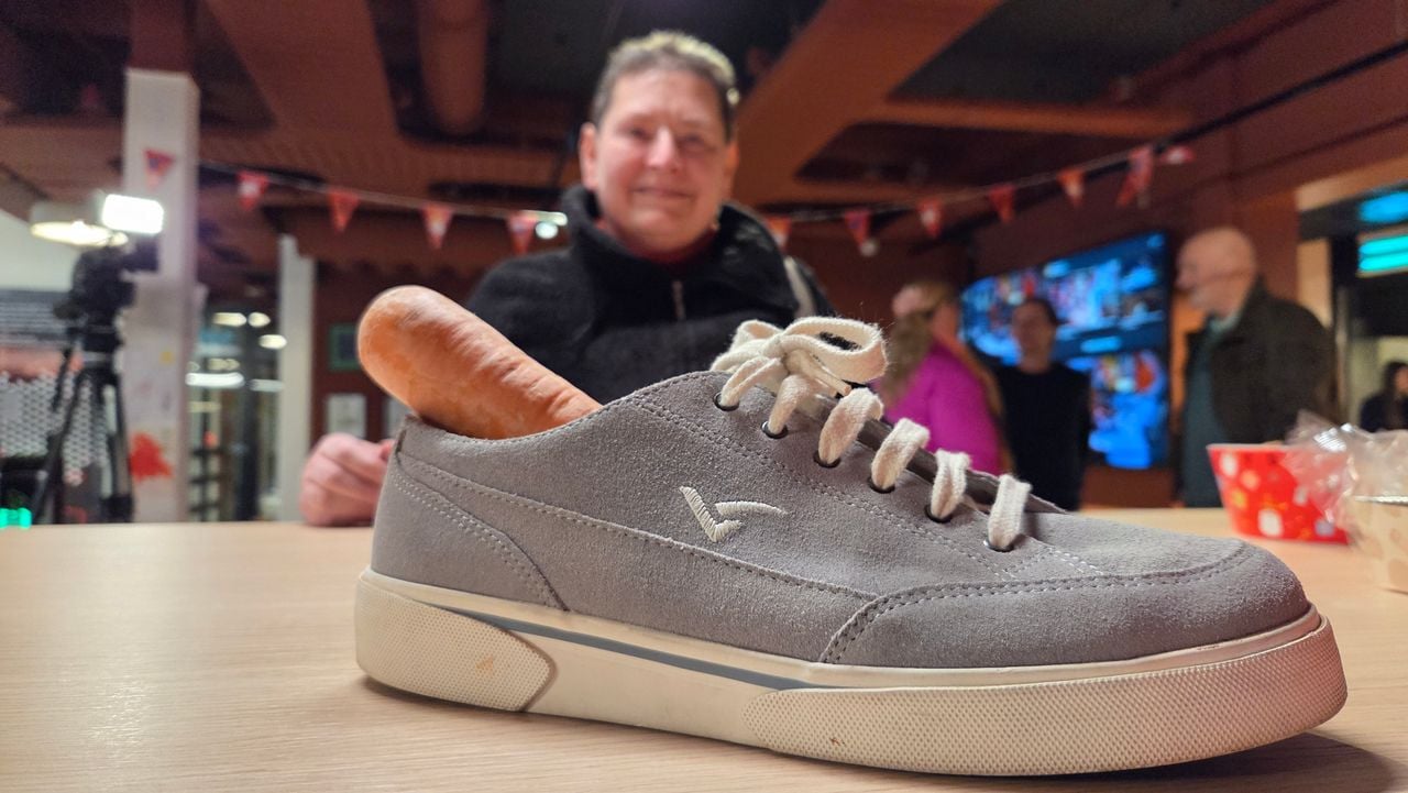 Honderden schoenen worden gezet bij de studio van Omroep Brabant (foto: Noël van Hooft).