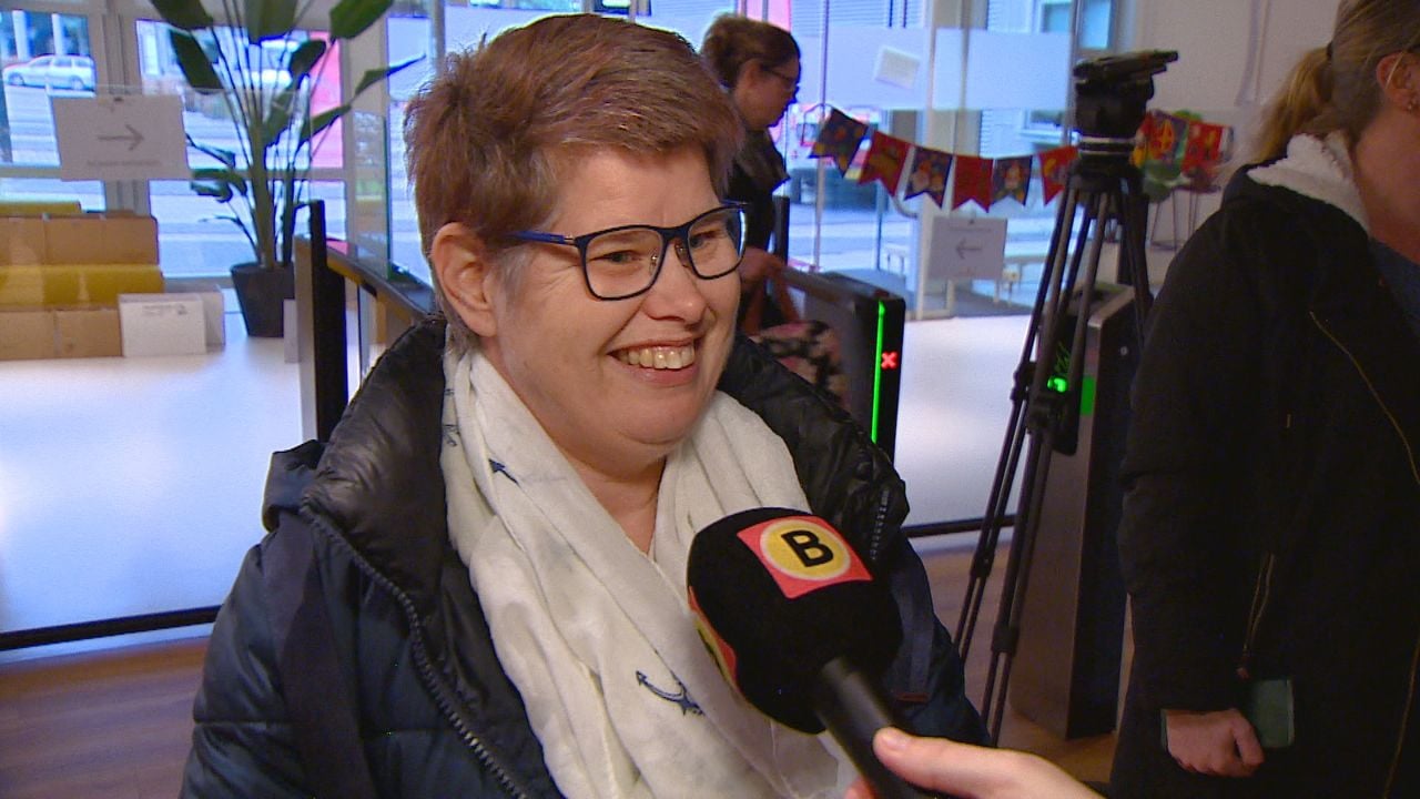 Bewoners van een zorggroep uit Beek en Donk komen hun schoen zetten bij Omroep Brabant (foto: Noël van Hooft).