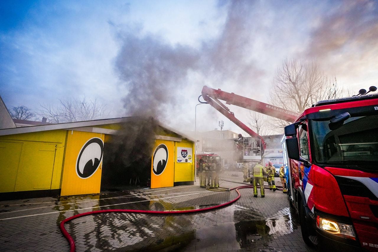 Brandweer bestrijdt het vuur in autobedrijf (foto: Persbureau Heitink)