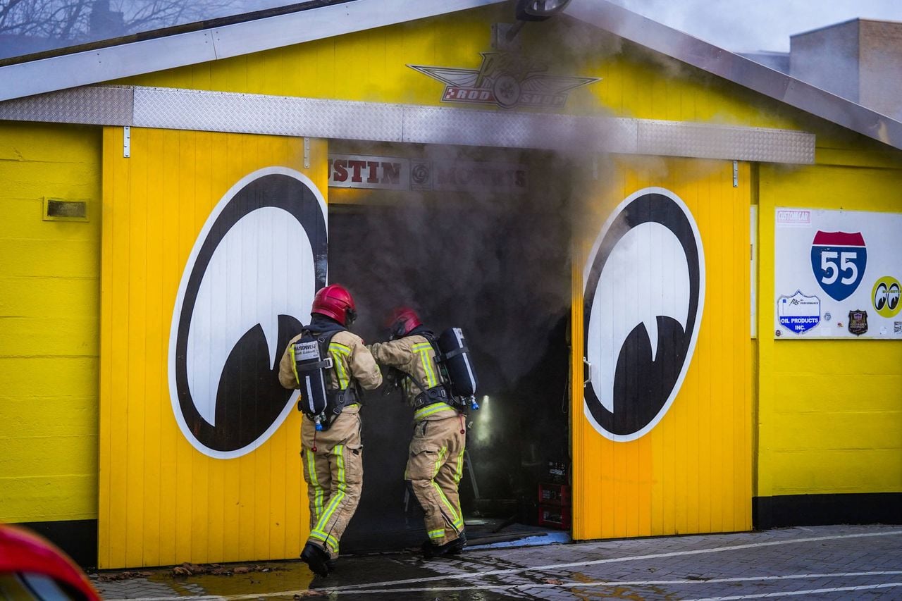 Brandweer bestrijdt het vuur in autobedrijf (foto: Persbureau Heitink)