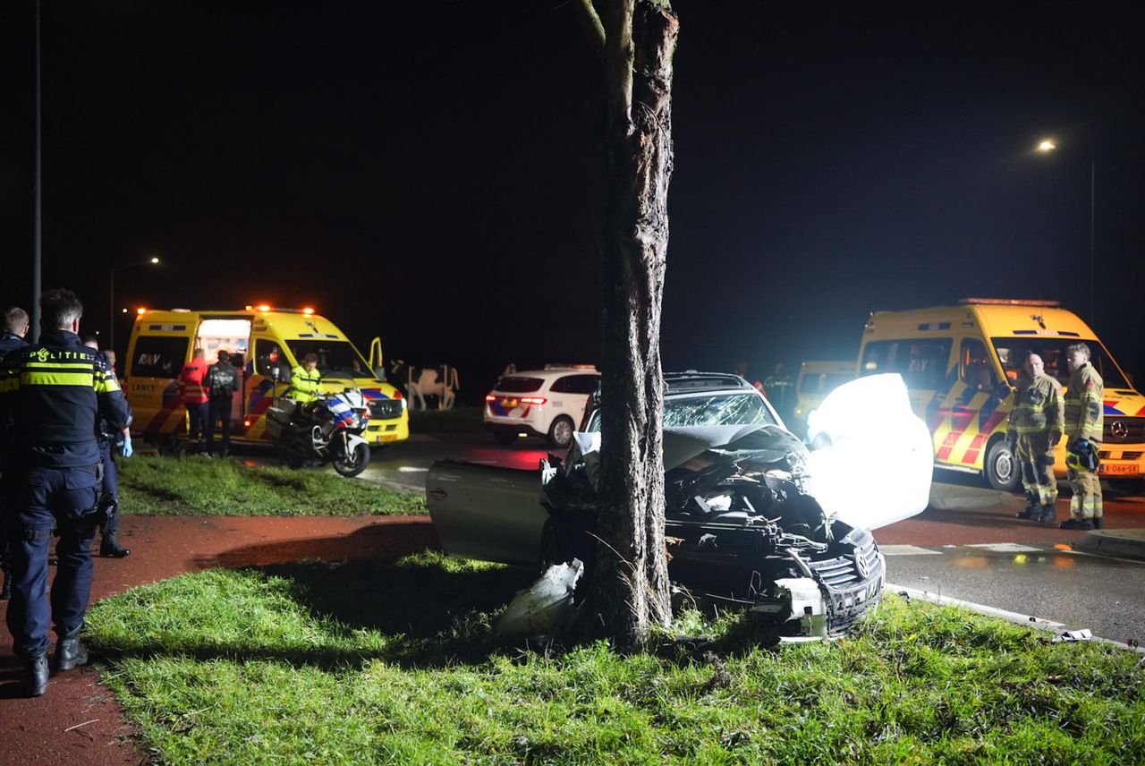 Veel hulpdiensten hielpen bij het ongeluk in Rosmalen waarbij drie personen gewond raakten. (Foto: Erik Haverhals/Persbureau Heitink.) 