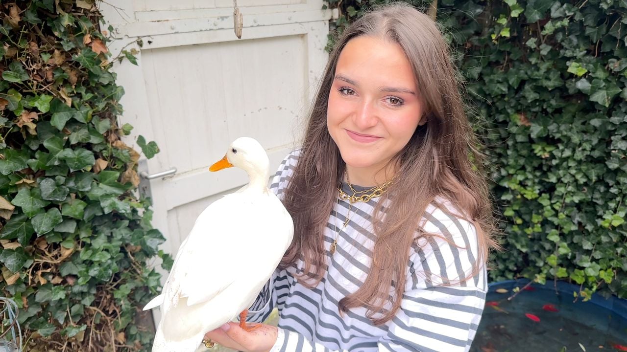 Robin van Oirschot met eend Billie.