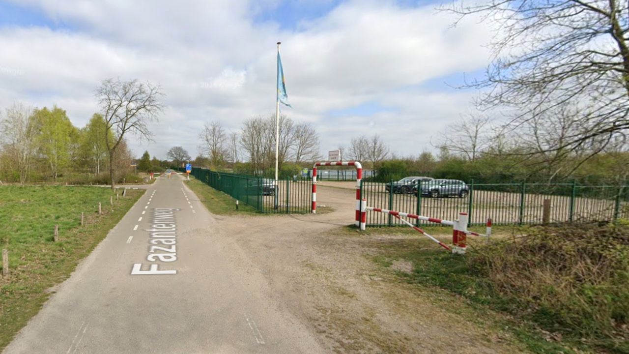 De vierde overval op deze parkeerplaats in Langenboom ging mis. (Foto: Google Maps)