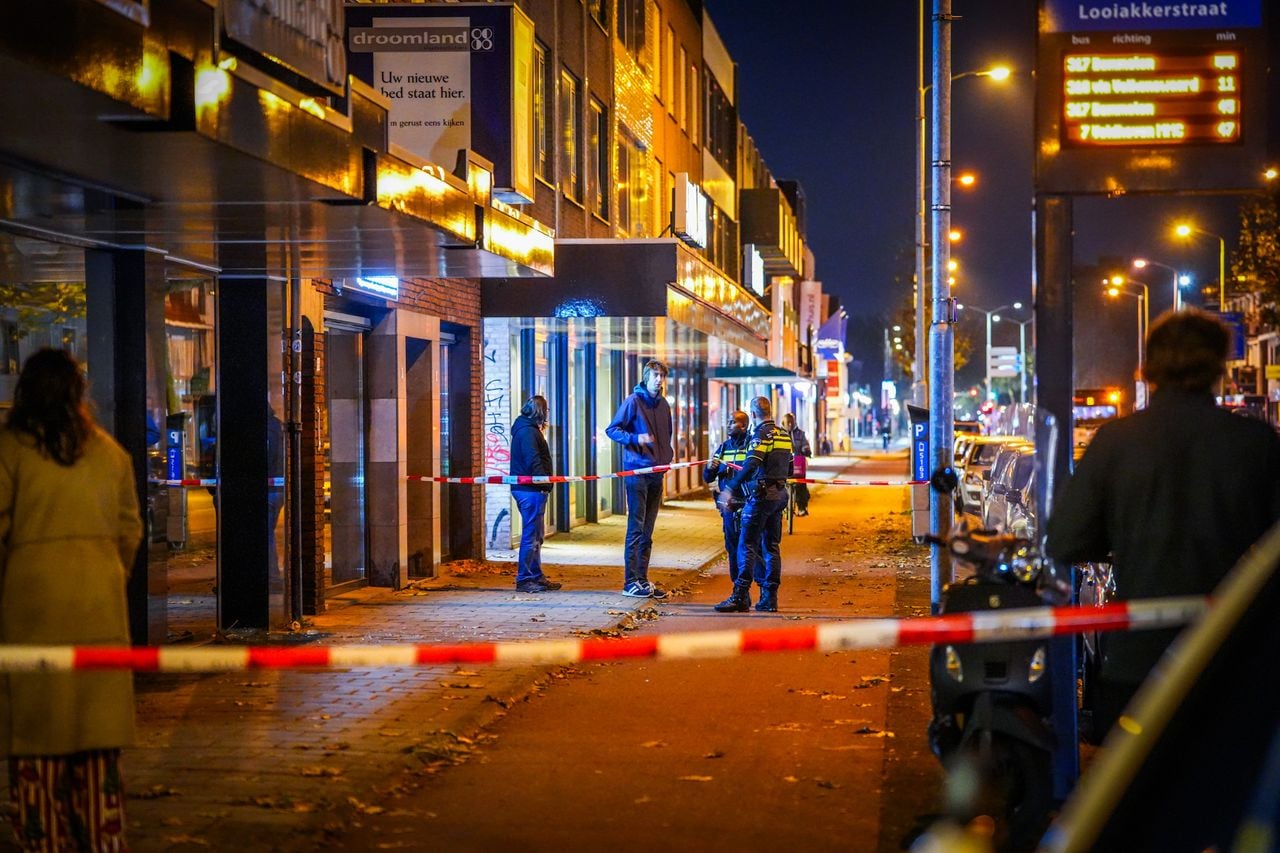 Mensen op straat na explosie bij appartementencomplex Aalsterweg (foto: Persbureau Heitink).