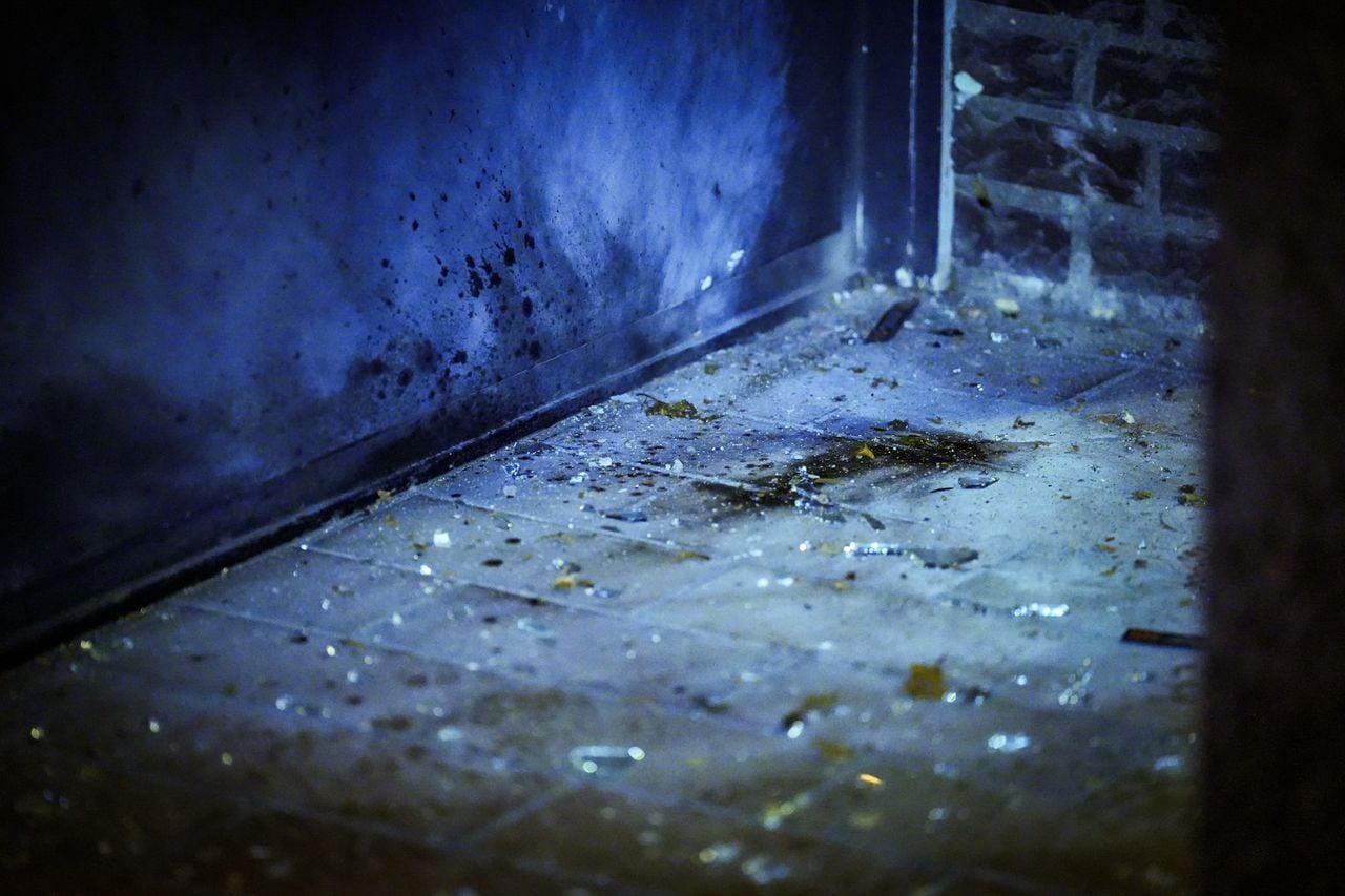 Brandplek op de grond na explosie (foto: Persbureau Heitink).