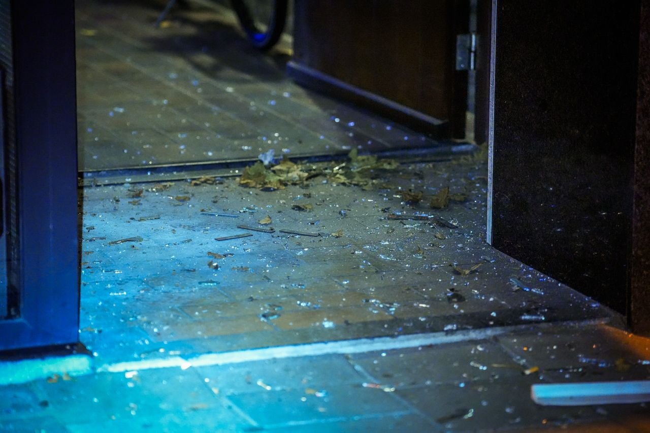 Glas sprong uit de pui na explosie aan de Aalsterweg (foto: Persbureau Heitink).