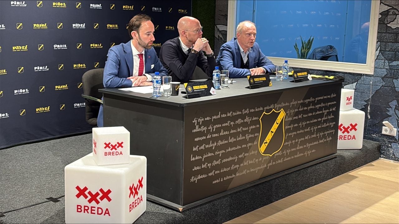 Vlnr: Jeroen Bruins (wethouder), Remco Oversier (directeur NAC) en Arnout van Vliet (wethouder).